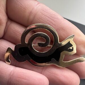 Vintage Nuri Cat Brooch – Gold Tone Black Enamel Modernist Kitty Pin